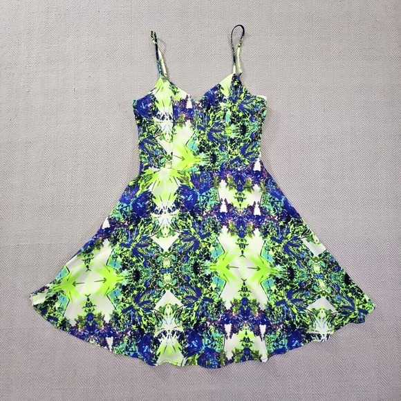 Everly Tennis Dress Size Small Green Watercolor Made In USA EUC Style DR3766 - Picture 1 of 10